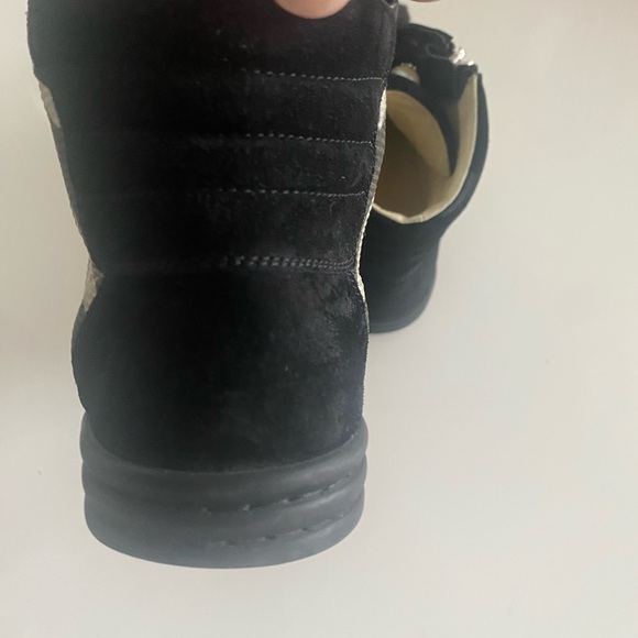 Chanel 2014 Interlocking CC Logo Sneakers - Picture 4 of 7